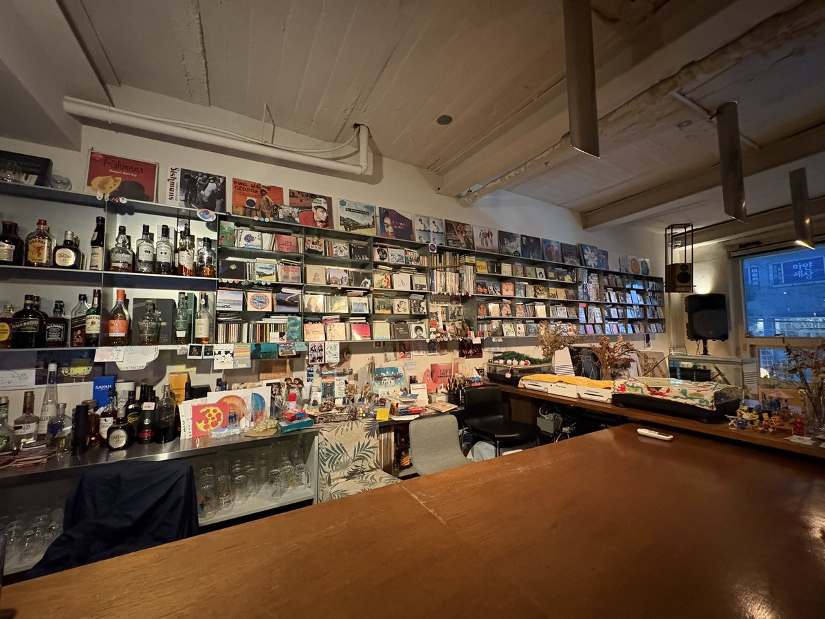 dookie_time's tweet image. went to the world’s only fishmans bar in seoul and ended up talking to the bartender about japanese new wave filmmakers for almost two hours