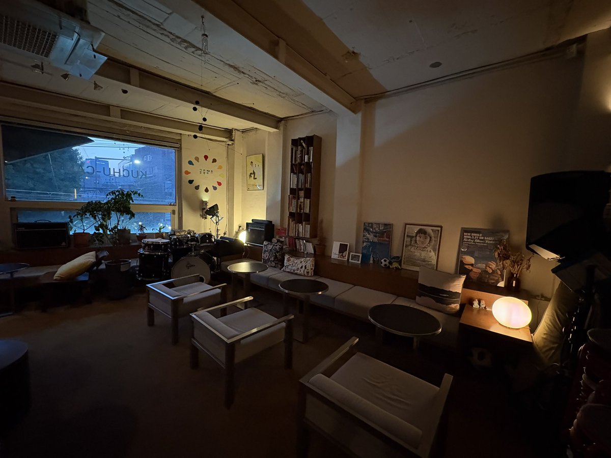 dookie_time's tweet image. went to the world’s only fishmans bar in seoul and ended up talking to the bartender about japanese new wave filmmakers for almost two hours