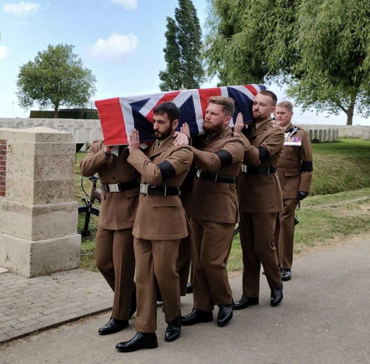 🌺🇬🇧 The remains of Private John Tame, a British soldier killed in WW1, have been laid to rest—108 years later.

Tame was just 26 when he died at the Battle of Langemarck in 1917. His remains were discovered s near Ypres, Belgium, in May 2018.

#LestWeForget 🌹 #WWI