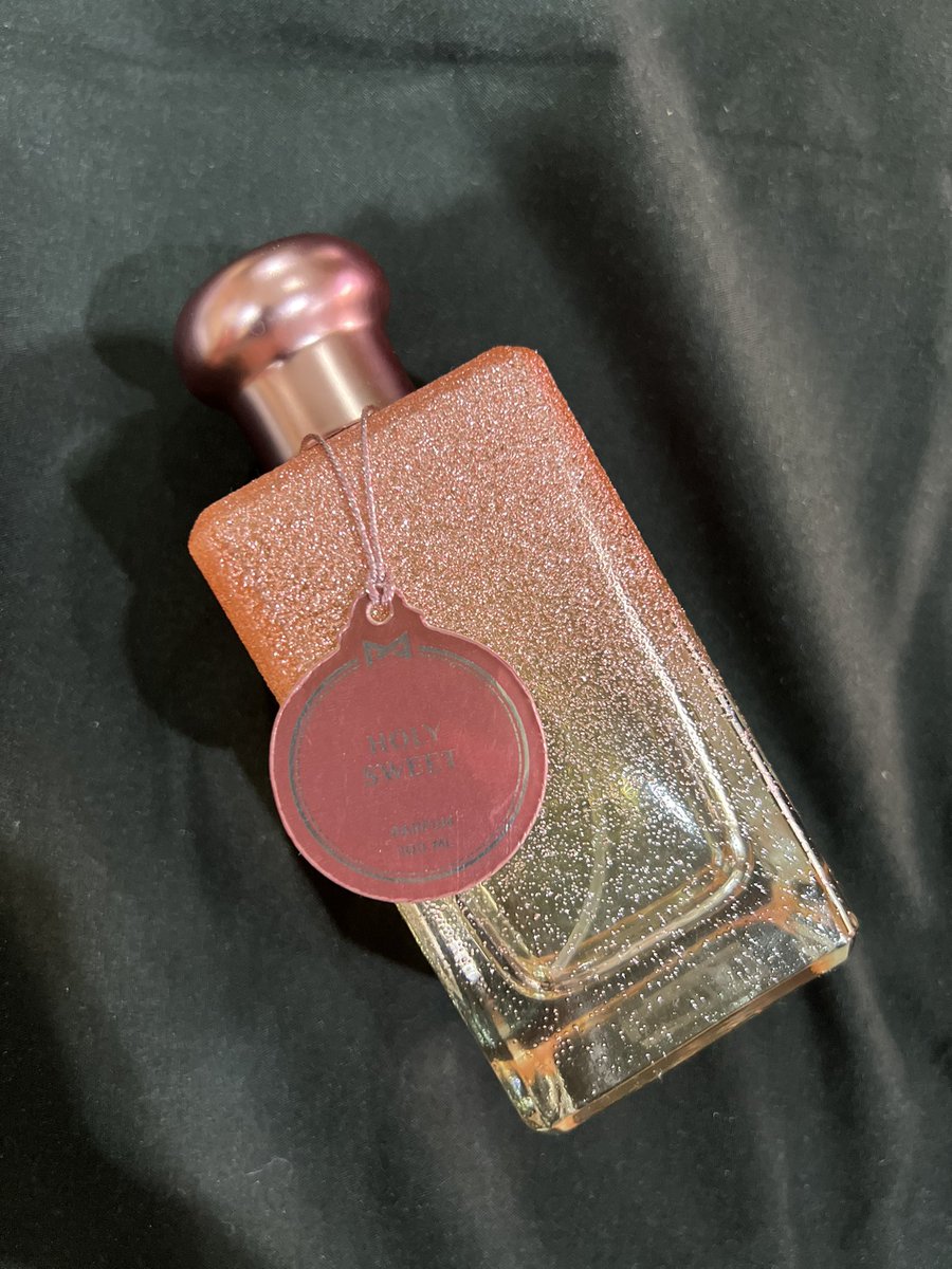 Ternyata aromanya (permen) mirip plek, bahkan mandalika lebih strong dan awet seharian dibanding burberry her.. keren parfum lokal 🫶🏻😍

Burberry HER              Mandalika Holy Sweet