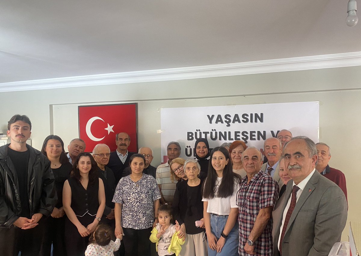 VatanPartisi26's tweet photo. Vatan Partisi Odunpazarı 3. Olağan İlçe Kurultayımızı Gerçekleştirdik!

Kurultayımız, kısa süre önce kaybettiğimiz değerli yoldaşımız Ali Baş’ın adını taşıdı.

Yeni seçilen ilçe yönetimimize ve başkanımıza başarılar diliyoruz.

Ali Baş’ın izinde, milletimizle omuz omuza zafere!🇹🇷 https://t.co/IIdvclFxrv