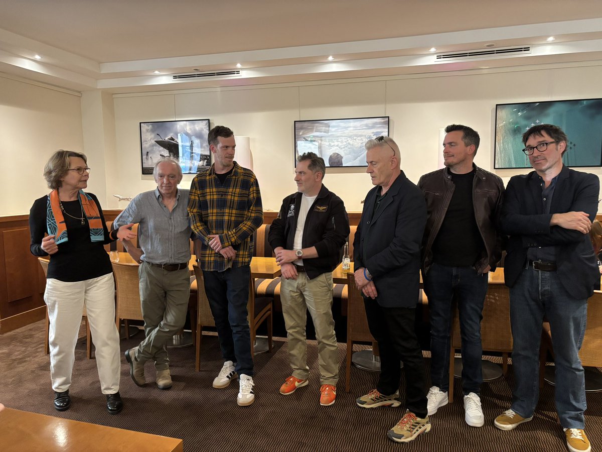 🍸🍷 Nouvelle édition très joyeuse ce mercredi soir de notre Bar des Aviateurs autour de nos artistes aéro Romain Hugault, ses deux scénaristes Anastasia Heinzl et Éloi Rousseau, Lucio Perinotto, Damien Charrit, Charles « Lapin » et le romancier Marc Durin-Valois et Yves Derrien