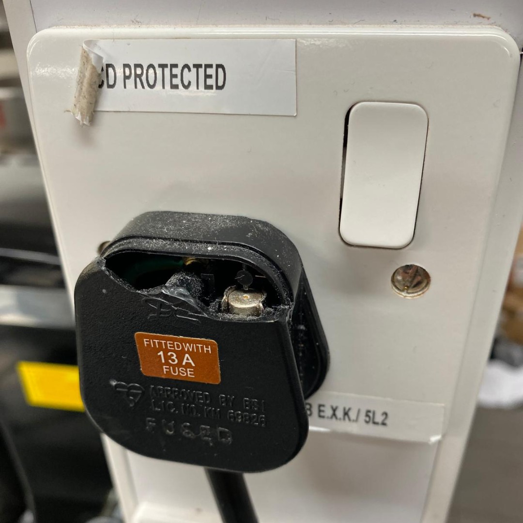 During a routine service visit, our engineer identified a damaged plug top with an exposed live fuse posing a serious safety risk. Electrical faults can lead to equipment failure or even hazardous incidents. Regular inspections are essential to keeping your kitchen safe!