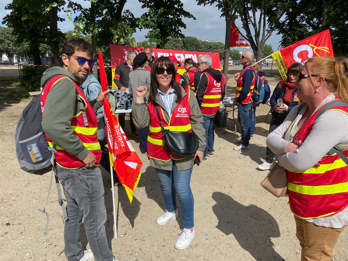fridak1234's tweet photo. Aujourd'hui, à Paris, aux invalides, avec les camarades CGT Missions Locales de toute la France, pour la manifestation contre la loi Plein Emploi!  Belle mobilisation ✊

#CGT #GRÈVE #15MAI #CONTRELALOIPLEINEMPLOI #MISSIONSLOCALES https://t.co/uscKEuuv36
