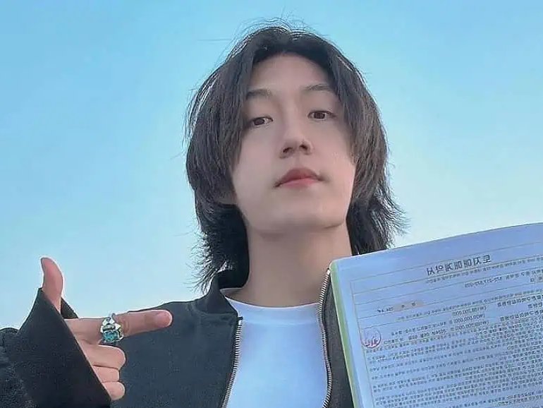 Dimples_of_Hobi's tweet image. Let's talk about Daud Kim, a converted South korean Youtuber who is spreading false narrative against INDIA 🇮🇳 and openly supporting Pakistan🇵🇰 by making fun of our nation through his propaganda reels on Instagram and Facebook. A THREAD 🧵