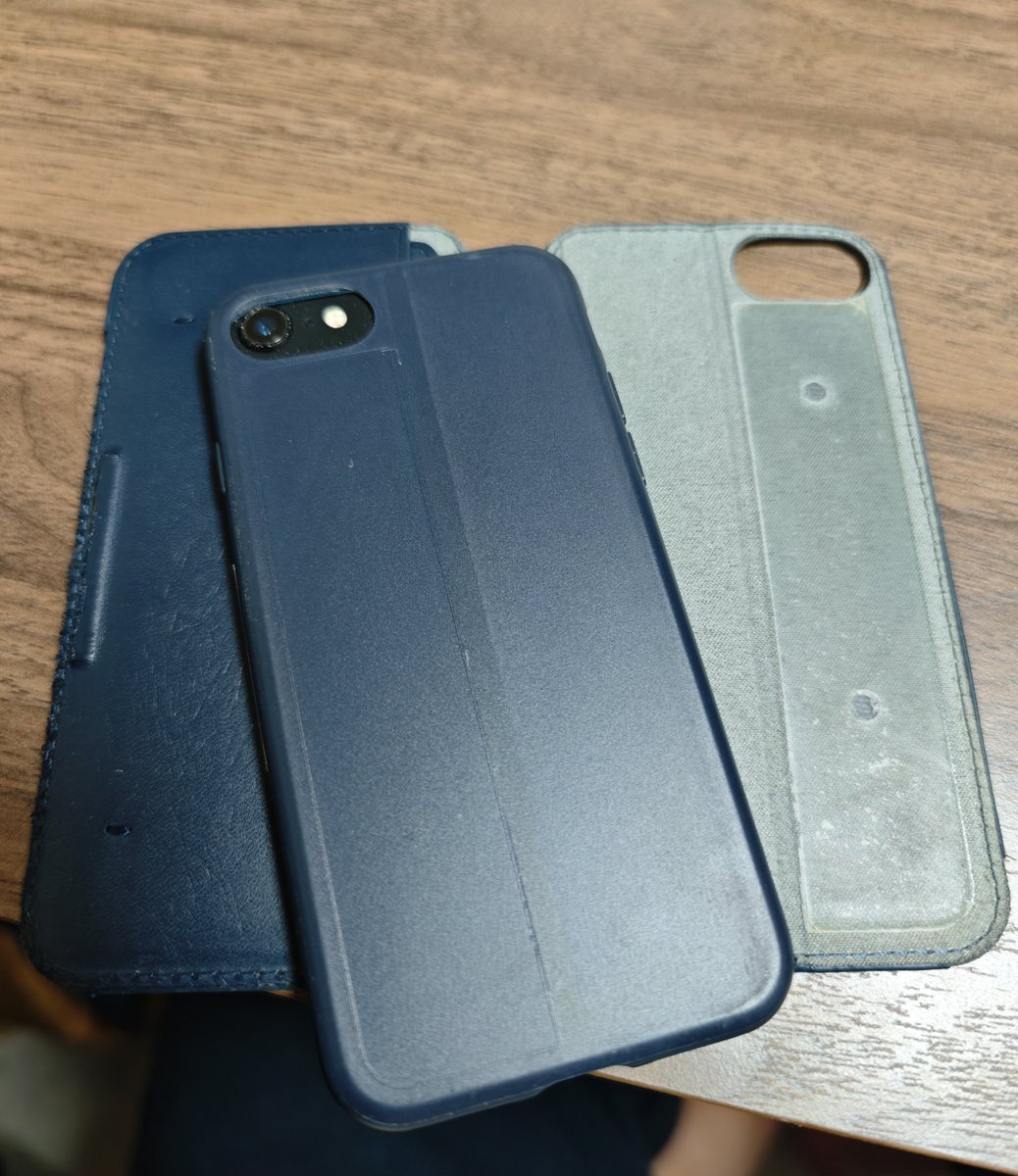alice__1017's tweet image. 5～6年使ってるスマホケースがついに壊れた😭