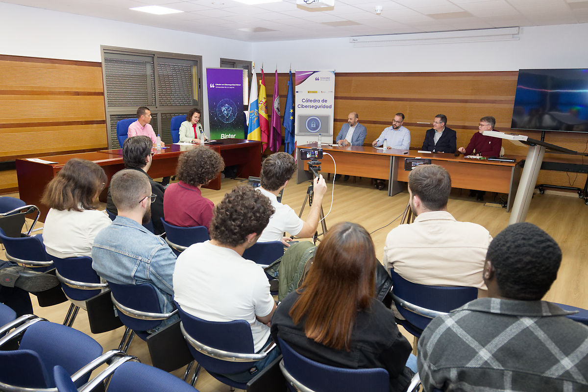 ULL's tweet photo. 📱 La Universidad de La Laguna analiza los retos nacionales y las oportunidades regionales en ciberseguridad

👉 https://t.co/cTSVC9mF3Z https://t.co/tMAFPySdq9