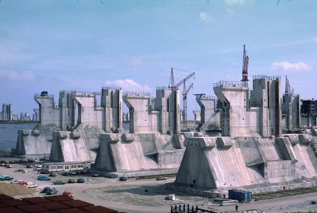 sci_fi_infra's tweet image. Oosterscheldekering storm surge barrier under construction