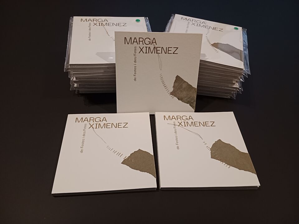 Marga Ximenez va intervenir 60 exemplars del catàleg de l’exposició "de Festes o des/Fetes".

📚 Aconsegueix l'edició de col·leccionista: bit.ly/4kpM8Mi
