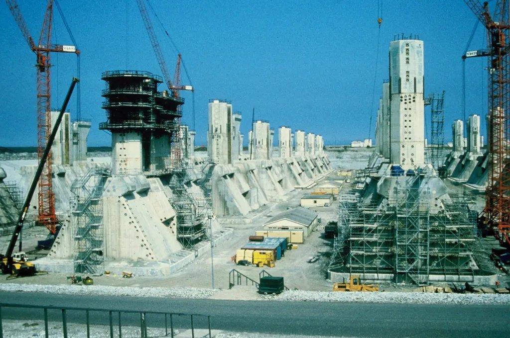 sci_fi_infra's tweet image. Oosterscheldekering storm surge barrier under construction