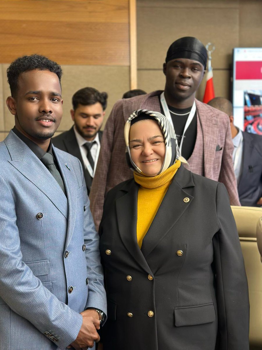 Maarif Vakfı’nın Diplomasi Eğitimi Kampı kapsamında dünyanın dört bir yanından gelen pırıl pırıl gençleri Gazi Meclisimizde ağırladık. Her biri kendi ülkesine katkı sunmak isteyen, vizyon sahibi bireyler. Hayallerini, hedeflerini ve ülkelerine dair umutlarını dinledikçe, eğitimle