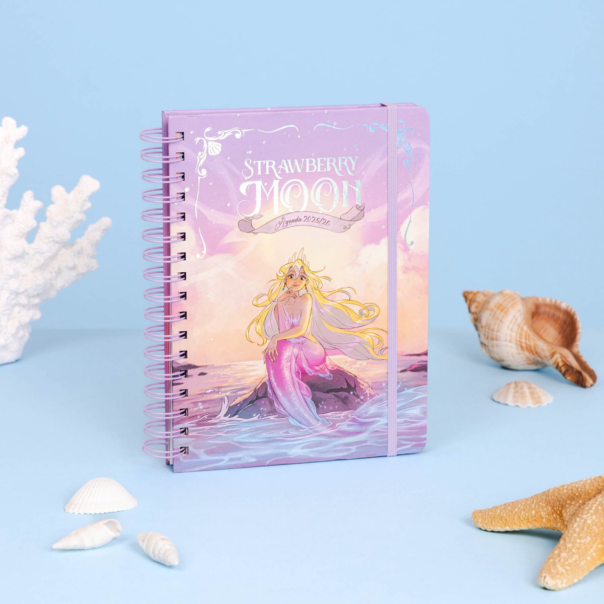 itslopezz's tweet image. Un año más, colaborando con @tantanfan_ sacamos una agenda escolar para el curso que viene!🌊 y para celebrar las nuevas ediciones de Strawberry & Blue Moon, hemos querido inspirarla en los libros💗
Y sí, este año también haremos versión de agenda anual!✨(coming soon!)