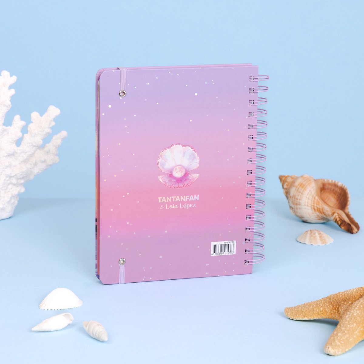 itslopezz's tweet image. Un año más, colaborando con @tantanfan_ sacamos una agenda escolar para el curso que viene!🌊 y para celebrar las nuevas ediciones de Strawberry & Blue Moon, hemos querido inspirarla en los libros💗
Y sí, este año también haremos versión de agenda anual!✨(coming soon!)