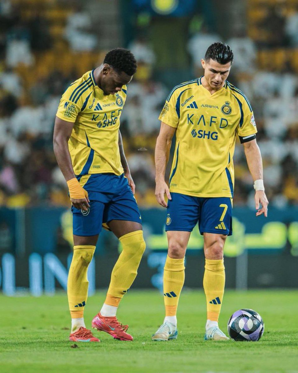 المكمل لقوّتهم 
طرف يمين اجنبي على مستوى عالي 
وطرف يسار كافي ان يكون فيه 
ساديو ماني 
وخلفهم محور ٦ مخلص وقوي في الالتحام قادر على حماية 
عمق الدفاع وربط الوسط بالهجوم 
 #اتكلم_عن_سطوت_هجوم