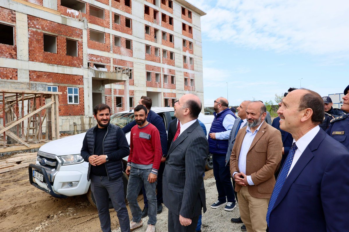 valiserdengecti's tweet photo. Güzide bir yatırım.🇹🇷

Fiziki gerçekleşmesi % 6️⃣0️⃣’ı bulan Tirebolu KYK Öğrenci Yurdu yapı çalışmalarını yerinde inceleyerek yetkililerden bilgiler aldık.

1️⃣4️⃣.3️⃣1️⃣2️⃣ m² inşaat alanı ve zemin + 5 kattan oluşan binamızda; kız ve erkek öğrenci blokları, konferans salonu, yemekhane, etüt odaları, mescit, spor alanları ve sosyal donatılar yer alacak.