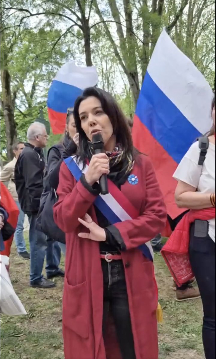 Le Régiment immortel est exclusivement un événement pro-Kremlin.

Depuis 2014 et l’annexion de la Crimée, il est organisé par le Kremlin et ses relais dans le monde entier.

Son organisateur à Paris, Jacques Cheminade, est un pro-russe notoire.

Chikirou le sait, mais nous prend