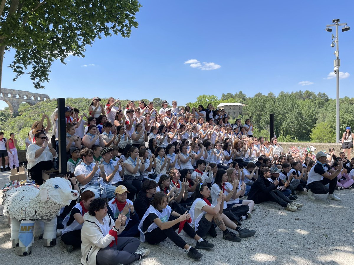 Grande action de nettoyage des espaces public <a href="/Gard/">Conseil départemental du Gard</a> en collaboration avec #SyndicatMixteGorgesDuGardon et #MFR #MFR dans le cadre du projet <a href="/EUErasmusPlus/">Erasmus+</a> #TELLYouth Plus de 200 apprenants ont été remerciés devant le <a href="/pontdugard/">Site du Pont du Gard</a>