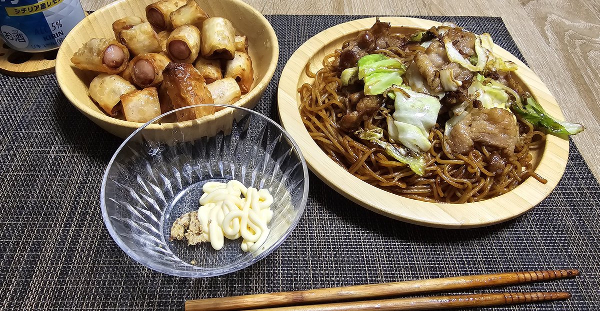 最近話題の？やつ作ってみた
Σｂ( ｀・ω・´)ｸﾞｯ
パリパリウインナー巻きと焼きそば！
#ウィズッター料理部
#深夜ノ飯テロ等準備祭