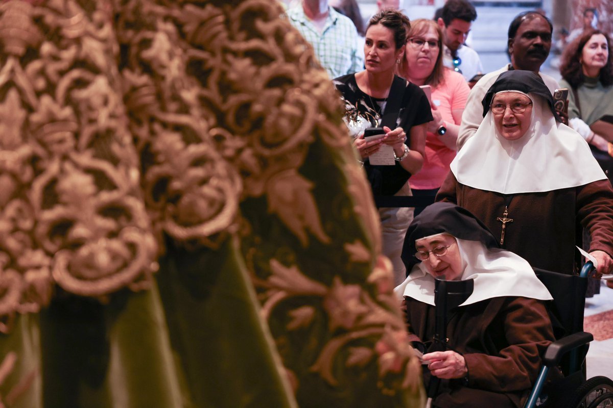 [#EsperanzaEnRoma] Las Hermanas de la Cruz visitan a María Santísima de la Esperanza en San Pedro del Vaticano y dedican un momento de oración junto a Ella.

#Jubileo2025