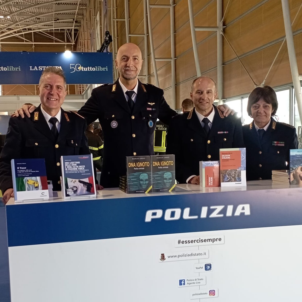 La #PoliziadiStato presente al #SalTo25 con diverse pubblicazioni, il ricavato della vendita sarà devoluto al Fondo assistenza Piano Marco Valerio Presenti anche i poliziotti scrittori che hanno presentato le loro opere letterarie 
poliziadistato.it/articolo/15306… #essercisempre #15maggio