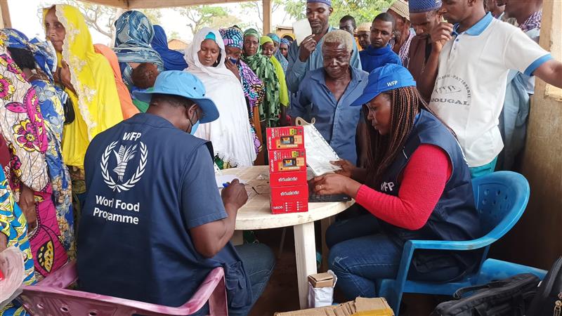 WFP Cameroon (@wfp_cameroon) on Twitter photo #Cameroon🇨🇲
📍Dans la région de l'Adamaoua, <a href="/WFP/">World Food Programme</a> et <a href="/MTNCameroon/">MTN CAMEROON</a> fournissent des téléphones et des cartes SIM à #CAR 🇨🇫 réfugiés.
Cette initiative permet des transferts en espèces, ce qui permet aux familles de choisir la nourriture et les produits de première nécessité dont #Cameroon🇨🇲
📍Dans la région de l'Adamaoua, <a href="/WFP/">World Food Programme</a> et <a href="/MTNCameroon/">MTN CAMEROON</a> fournissent des téléphones et des cartes SIM à #CAR 🇨🇫 réfugiés.
Cette initiative permet des transferts en espèces, ce qui permet aux familles de choisir la nourriture et les produits de première nécessité dont