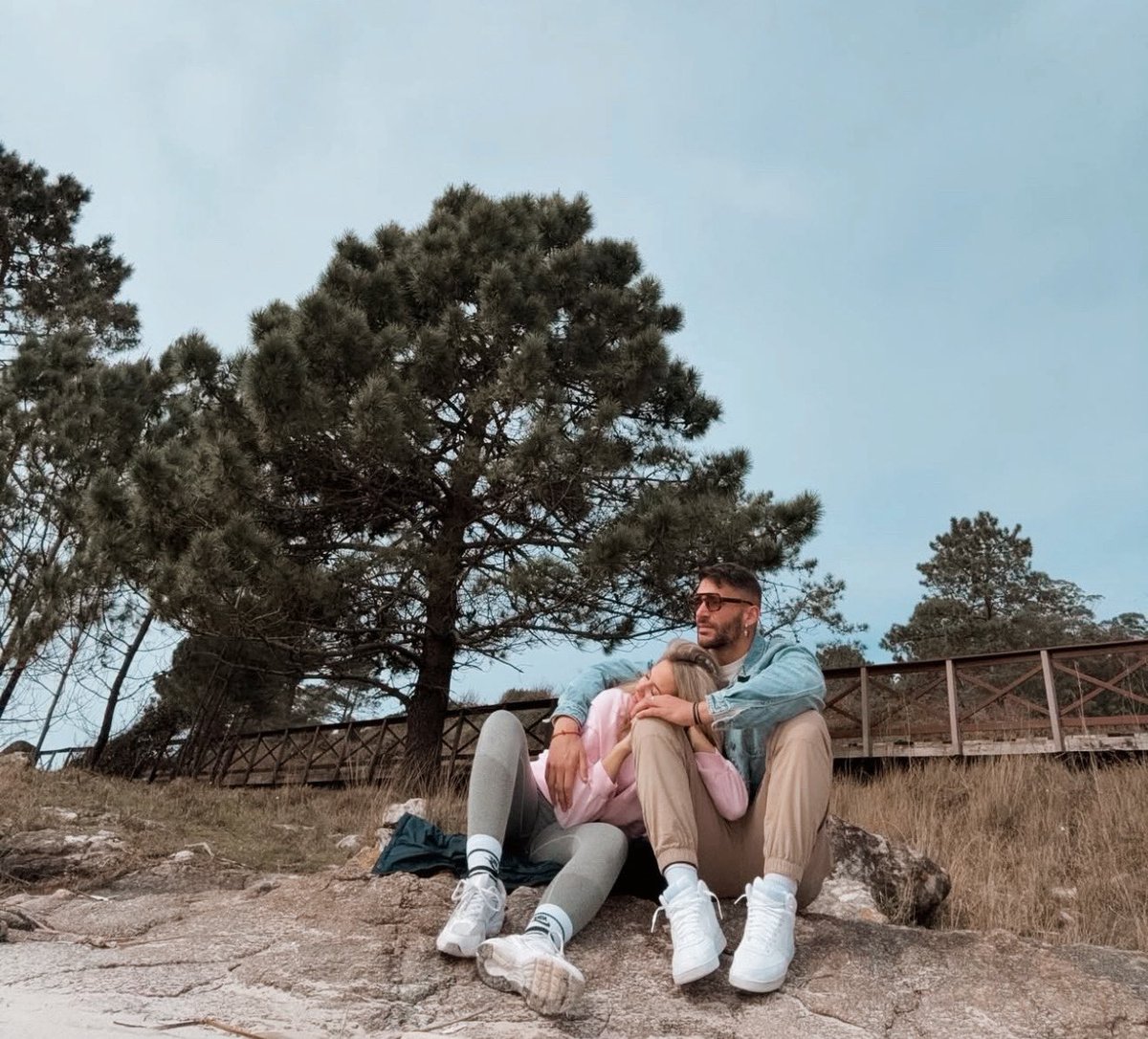 saan90's tweet photo. Quien le iba a decir a Violeta (que no se veía viviendo en el norte) que se iba a enamorar en GH, que su corazón encontraría su sitio en el fin del mundo y que acabaría sintiendo Galicia como hogar y lugar seguro 🥹❤️‍🩹 las vueltas que da la vida son maravillosas. #ViolediMTMAD12 https://t.co/aRNhYyMOE5