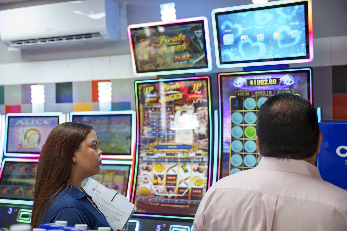 ComJuegosPR's tweet image. Ayer visitamos varios comercios como parte de nuestra campaña educativa dirigida a dueños de negocios con máquinas de juegos de azar en ruta. Se entregó una guía con información clave para cumplir con la Ley 11-1933, según enmendada, y evitar sanciones.
#ComisiónDeJuegosPR.
