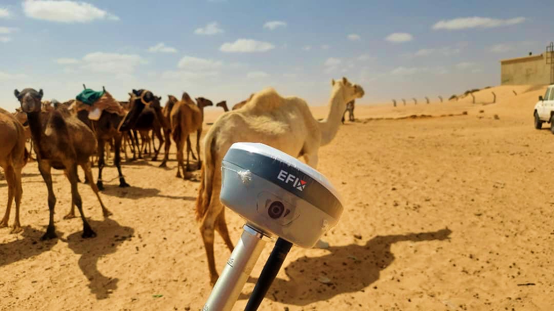 EFIX_Geomatics's tweet photo. 📷 Precision Beyond Limits! 📷
Field-proven by Libya partner Rakaez engineering works! EFIX RTK delivers cm-level accuracy in vast desert 📷 - so reliable, it's got even the local experts (one very observant camel📷) taking notice!#RTK #efix #GPS #survey #landsurvey #surveyor https://t.co/CEoGtoayPw