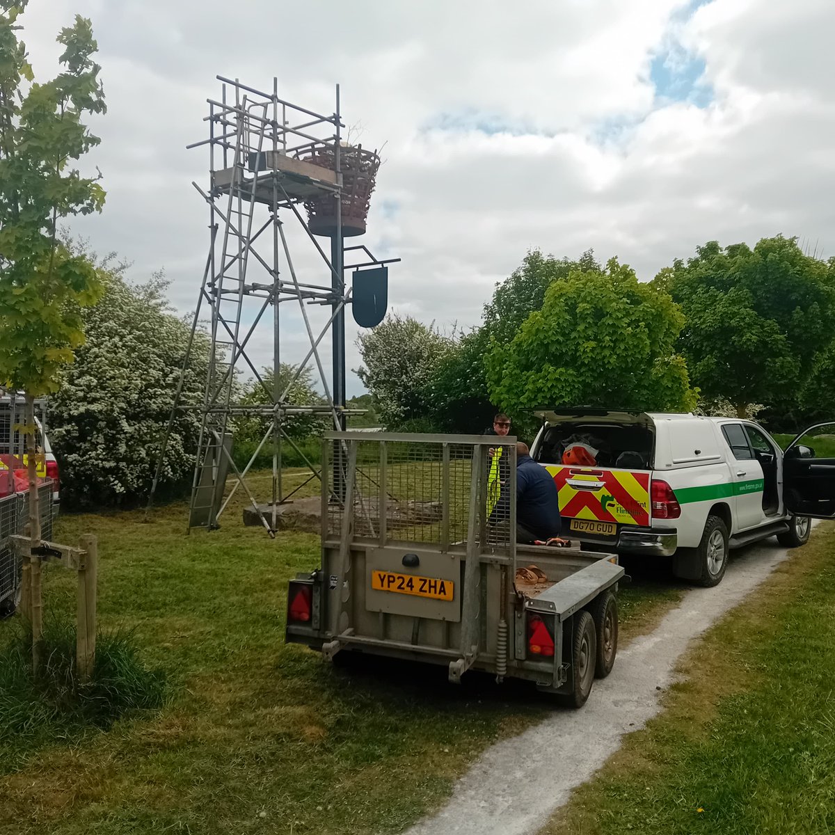 Dyma ein Ceidwaid Mike a Harri, yn gosod y goleudy yn Saltney. 

Here are our Rangers, Mike and Harri, setting up the beacon at Saltney. 

#FlintshireCountrysideandCoast #VEDay80 #Saltney