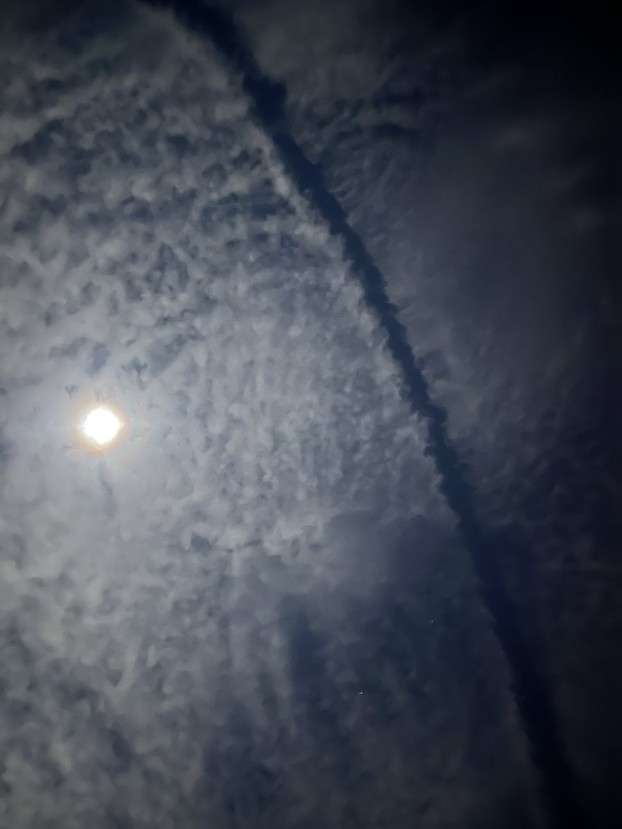 hyuccow's tweet photo. 変な空 https://t.co/xZfvCpvmnQ