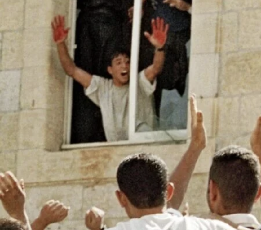 Es wurde glaube ich schon alles dazu gesagt, ich möchte nur noch auf die Hände in dem Kartenumriss hinweisen: die roten Hände sind ein Symbol der Terroristen, die zwei Soldaten, die sich verfahren hatten, in Ramallah mit blossen Händen gelyncht haben – und danach ihre