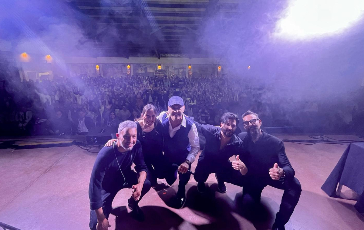 La semana pasada vivimos dos noches mágicas que nos llevamos para siempre en el corazón. ¡ADRA y ADAMUZ, qué arte tenéis! 🔥🌹

Sentir vuestro cariño y escucharos cantar con el alma no tiene precio. 🙌🎶Mil gracias por tanto.