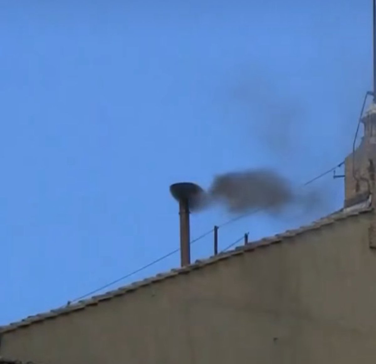 Segunda votación y la fumata es aún negra. Es muy probable que en la tarde romana tengamos fumata blanca. 
Pensando yo, si el nuevo papa exige como nombre “Segundo”, tendríamos que llamarlo 
Segundo primero.