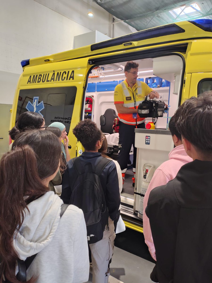 Ahir el PFI d’ACS va  visitar les instal·lacions del Servei d’Emergències Sanitàries situat a  l’Hospitalet de Llobregat. Van explicar la diferència entre emergència i urgència, el tipus  de demandes que hi ha (alertes i incidents) així com els recursos i la seva distribució.