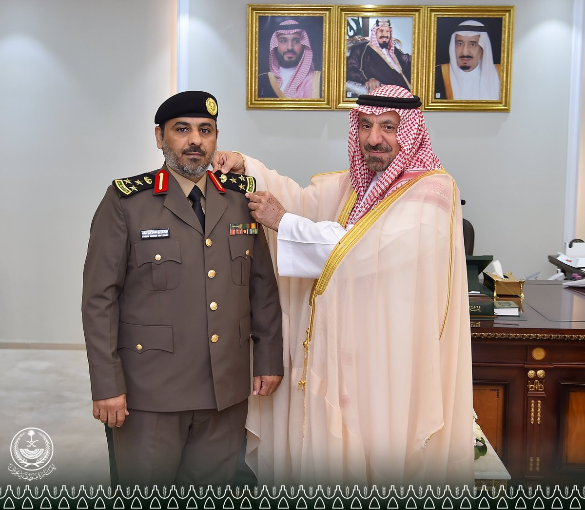 emara_najran's tweet photo. قلّد صاحب السموّ الأمير #جلوي_بن_عبدالعزيز بن مساعد أمير منطقة نجران في مكتبه اليوم، مدير مكافحة المخدّرات بالمنطقة العميد يحيى بن عبداللّه آل محسن، ومساعده العميد فيحان بن ناصر بن لبده، رتبتهما الجديدة عقب صدور الأمر السامي الكريم بترقيتهما إلى رتبة عميد، متمنيًا لهما التوفيق والسداد لخدمة الدين ثمّ المليك والوطن.