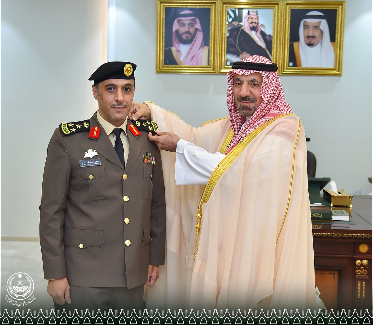 emara_najran's tweet photo. قلّد صاحب السموّ الأمير #جلوي_بن_عبدالعزيز بن مساعد أمير منطقة نجران في مكتبه اليوم، مدير مكافحة المخدّرات بالمنطقة العميد يحيى بن عبداللّه آل محسن، ومساعده العميد فيحان بن ناصر بن لبده، رتبتهما الجديدة عقب صدور الأمر السامي الكريم بترقيتهما إلى رتبة عميد، متمنيًا لهما التوفيق والسداد لخدمة الدين ثمّ المليك والوطن.