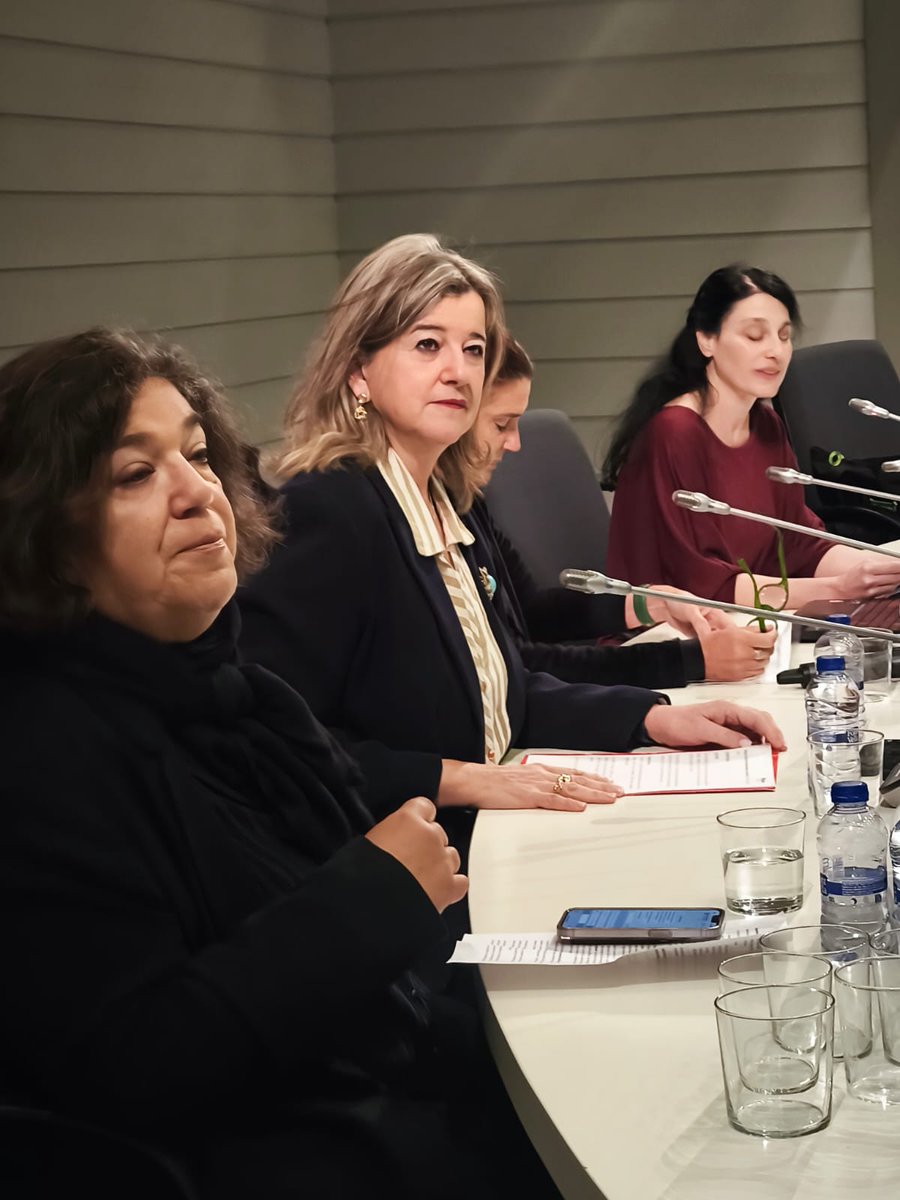 txesalaespada's tweet image. La autodefensa feminista no es solo una técnica. Es una forma de vivir sin miedo, de recuperar el control sobre nuestros cuerpos y nuestras vidas. Es autoestima, sororidad y resistencia. ✊🏾✊🏻