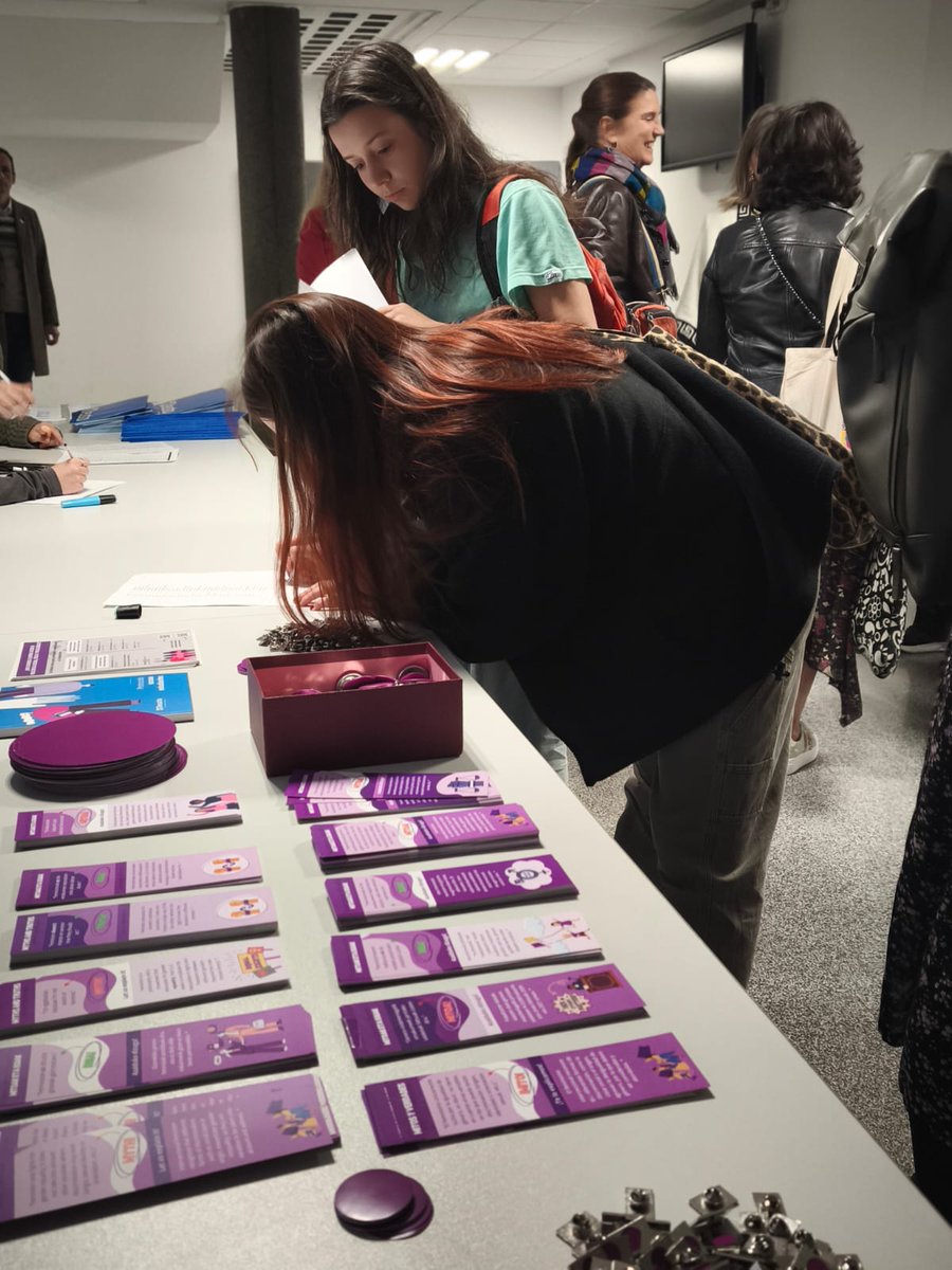 txesalaespada's tweet image. La autodefensa feminista no es solo una técnica. Es una forma de vivir sin miedo, de recuperar el control sobre nuestros cuerpos y nuestras vidas. Es autoestima, sororidad y resistencia. ✊🏾✊🏻