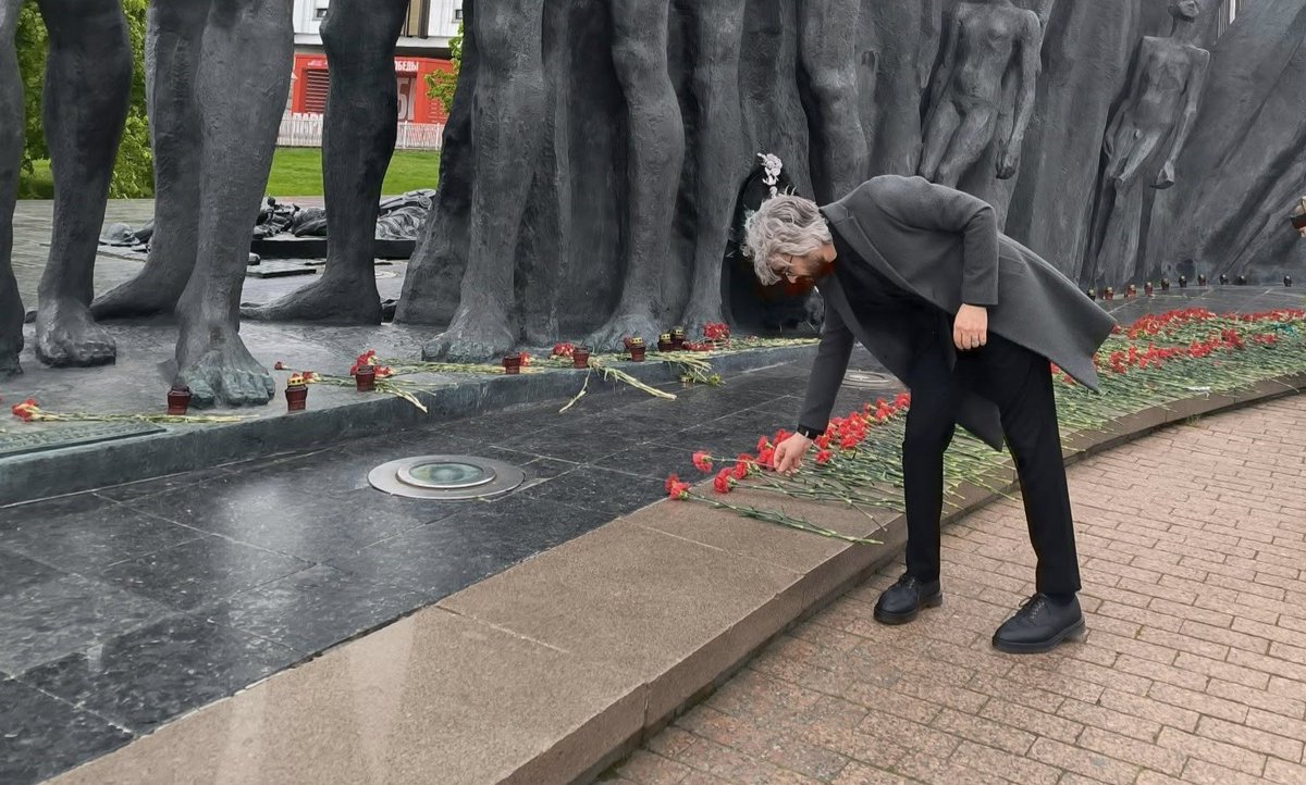 Зоки Милановиќ се поклони пред Гоце Делчев, а Димче пред Путин

Има разлика : )

#ЛажицаНационаленСрам