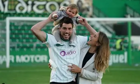 lago_flow's tweet photo. ES UNA VERGÜENZA.    

Este es Jon Ander González Esteban, árbitro que este fin de semana arbitrará el Racing-Oviedo, disfrutando con su familia del tour de El Sardinero VESTIDO CON UNA CAMISETA DEL SANTANDER

@LaLiga queremos explicaciones!!! https://t.co/RrRbHVceTP
