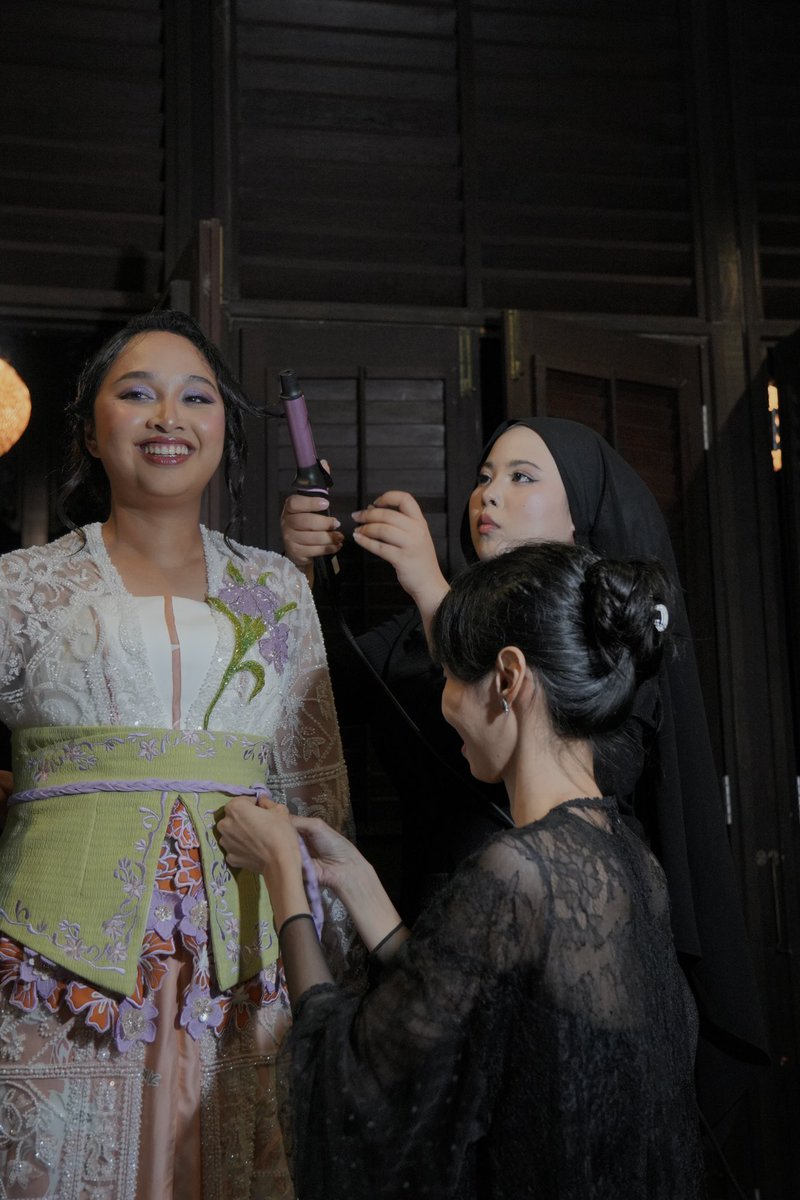 jiaohjia's tweet photo. My makeup for Lydia. ☺️
Left : Nikah
Right : Reception

Reception makeup yg paling special I’ve ever done. PURPLE! And i freaking LOVE IT!
Both busana are stunningly tailored by Tiara Awatif☺️❤️

Makeup : me
Hijab &amp; hair : @Nabeeeu 
Photo &amp; Video : @deedyaa https://t.co/Gm3lYnBehK