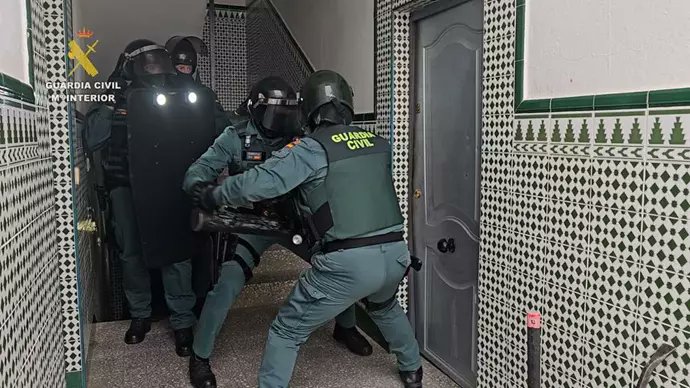 La Guardia Civil de La Rinconada desmantela un narcopiso y un punto de venta de drogas camuflado en una vivienda ocupada. 

El pasado 4 de abril, los agentes detuvieron a dos personas e investigaron a otras dos por presunto tráfico de estupefacientes. 

diariodesevilla.es/provincia/desm…