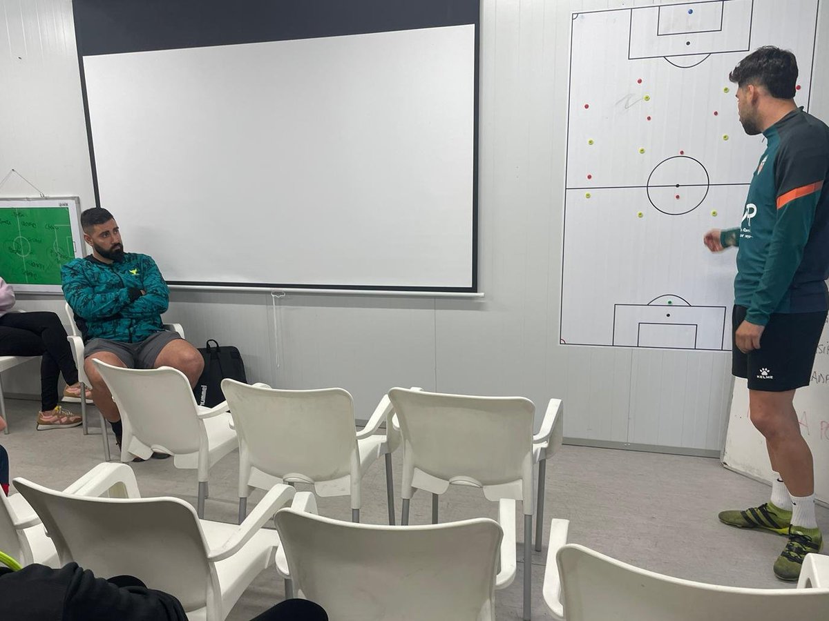 Técnicos Elite Sport (@elitesport_info) on Twitter photo Gracias <a href="/UDECastello/">UD Castellonense</a> por acoger para ver una sesión de vuestro entrenamiento 🥅 a nuestros alumnos de la sede #EliteSport Algemesí ⚽️ en las clases prácticas de técnica y táctica.
¡Ha sido todo un placer continuar con nuestra formación de calidad con casos reales! 👏🏼 Gracias <a href="/UDECastello/">UD Castellonense</a> por acoger para ver una sesión de vuestro entrenamiento 🥅 a nuestros alumnos de la sede #EliteSport Algemesí ⚽️ en las clases prácticas de técnica y táctica.
¡Ha sido todo un placer continuar con nuestra formación de calidad con casos reales! 👏🏼
