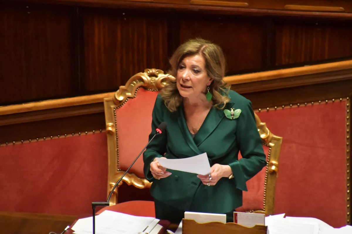 Min_Casellati's tweet photo. Oggi il Senato ha approvato la legge annuale di #semplificazione normativa, che contiene dieci deleghe su materie molto importanti. Il provvedimento passa ora alla Camera: siamo sempre più vicini a un’Italia finalmente in grado di contrastare gli eccessi di burocrazia.
Tra le misure più significative, sono particolarmente orgogliosa dell’introduzione della #VIG – la Valutazione di Impatto Generazionale: per la prima volta, tutte le leggi del governo saranno sottoposte a un’analisi preventiva per valutarne gli effetti sulle nuove generazioni e sulla parità di genere.
Avanti verso un Paese con leggi più semplici, moderne e orientate al futuro🇮🇹.