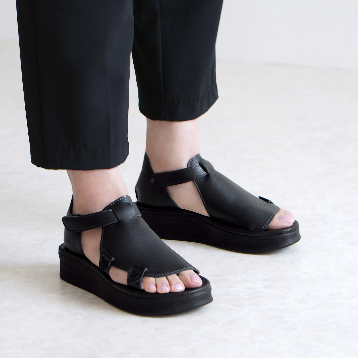 ＼ 一万歩でも疲れない‼️ ／
肌見せ控えめの大人サンダル

「甲を見せたくない」
「かかとが気になる」
「日焼けしたくない」
そんなお悩みをカバーしながらお洒落も楽しめるデザイン😊

絶妙な弾力のクッションが足腰への衝撃を吸収し、長時間歩いても疲れない。

品番：QUESP