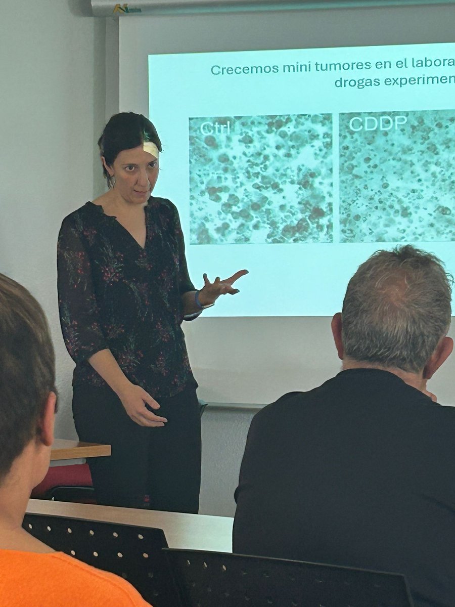 🔹Jornada Informativa xa pacientes sobre Cáncer de Cabeza y Cuello. Contó con la participación de los Dres. Sastre, Castelo y Cebrián, del #HospitalLaPaz. En la imagen, junto a pacientes.

🔸Organizado x #MAXILOLAPAZ del #HULP (<a href="/ComunidadMadrid/">Comunidad de Madrid</a>) con la colaboración de <a href="/merck_es/">Merck España</a>