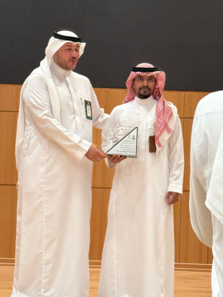 OT_KAU's tweet photo. كما حاز  سعادة أ. فهد المطيري على جائزة "المعلم المتميز"، وسط تهنئة منسوبي الكلية والطلاب. https://t.co/coZvKJxzsf
