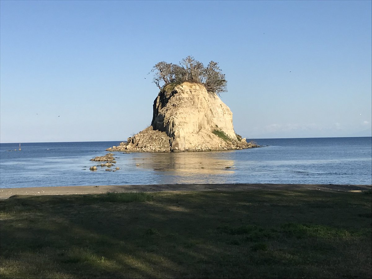 NotohantoMan's tweet photo. 見附島、正面の陸側から見ると向かって左右が崩れただけに見えるけど、回り込んで横から見ると後ろ側（沖側）がかなり崩落して小さくなってしまっているのがわかる… https://t.co/C6xCae7ZXU