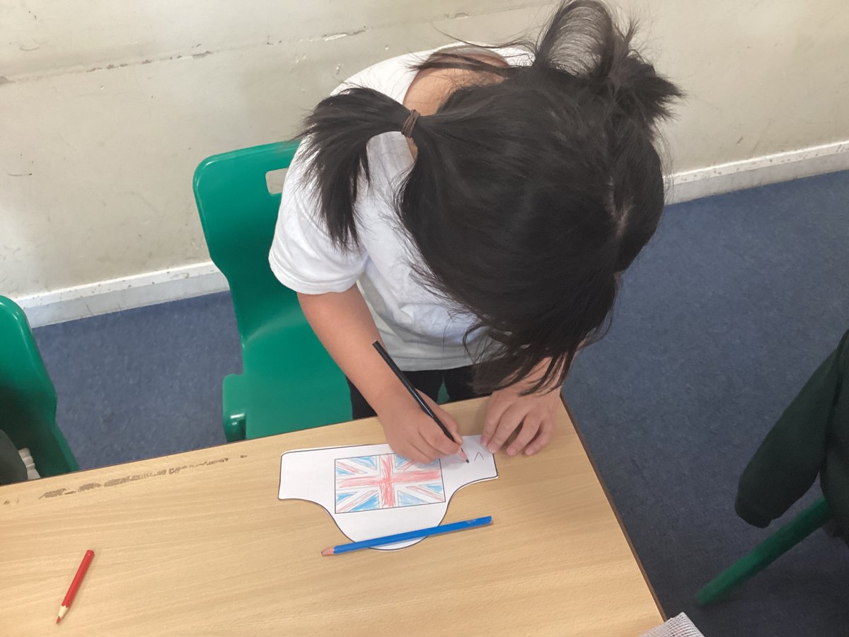 We have been busy this morning creating some headwear for tomorrow‘s VE Day celebrations. #TheGatesArt #TheGatesHistory