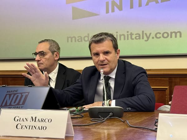 L'#ItalianSounding sottrae centinaia di miliardi alle nostre imprese. Denunciamo il falso #MadeInItaly che troviamo all'estero. Da oggi possiamo farlo sul sito madenotinitaly.com promosso da <a href="/oscarwineagency/">oscarwine</a>.
Chi vuole bere e mangiare italiano, scelga prodotti italiani veri.